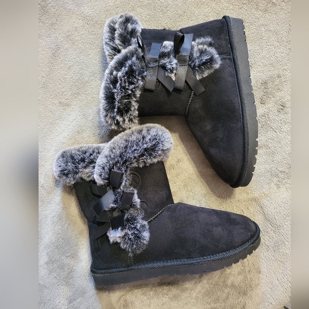 Faux Fur Suede Black Winter Snow Boots Sz 8 W/Bows EUC Beautiful